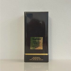 Tom Ford Tobacco Vanille Eau De Parfum 100mL 
Black & Gold Fragrance Box